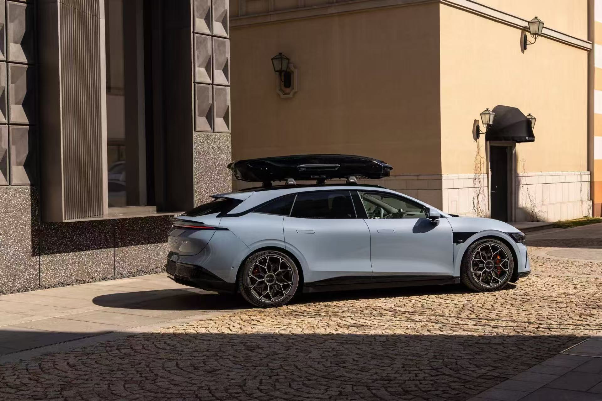 极氪焕新007与焕新007GT开启预售。焕新007，零百加速最快2.73秒、续航