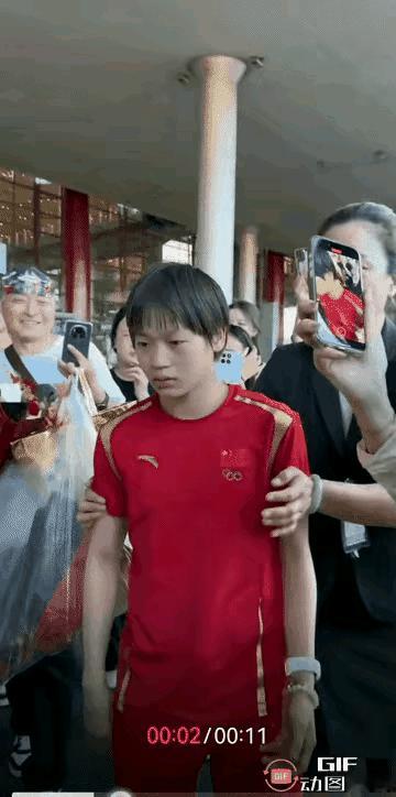 全红婵全程面露难色，是因为旁边黑衣服女士没有让她收粉丝送的鲜花吗？

#夺冠20