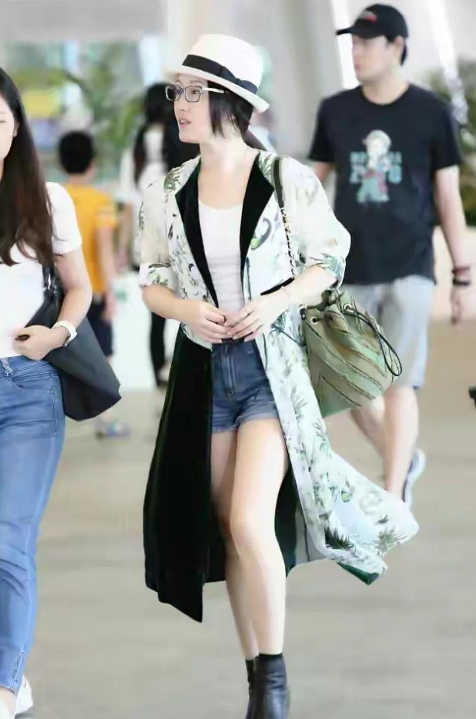 擅长减龄穿搭的杨钰莹
这一次的穿搭，也很给力
虽然穿的是印花长外套
但，内搭非常
