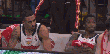 裁判行侠仗义很难得，奎因对辽宁看台举手庆祝，裁判理所当然给技犯

杜锋为此据理力