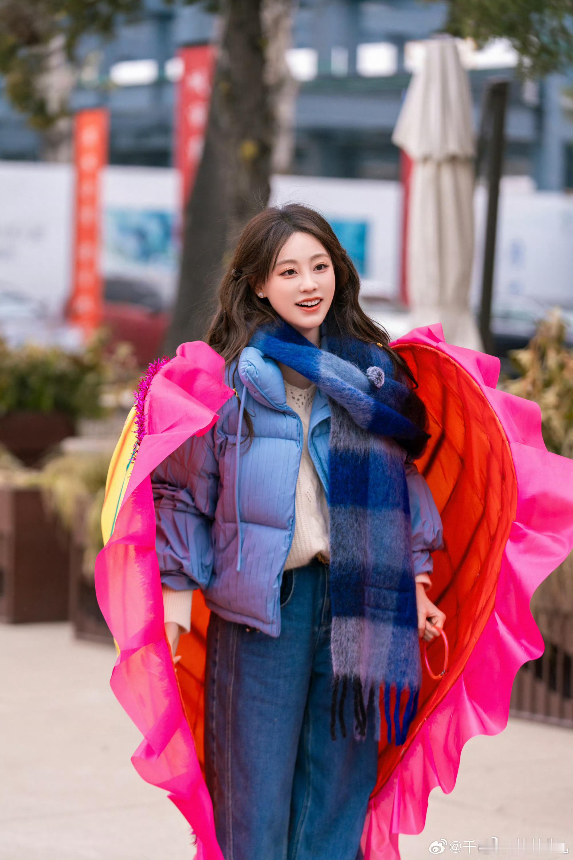 祝绪丹化最美的妆发最大的疯祝绪丹这蚌精也太好玩了！《周五晚高疯》里美着发疯，又嗨