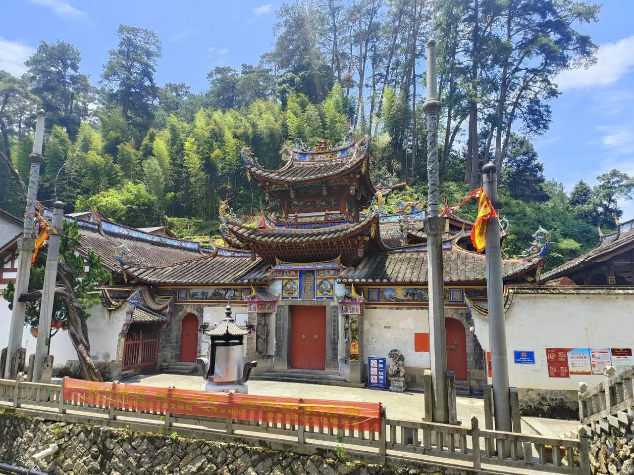 路过福建周宁县大山里的一个小村庄，看到一个类似庙宇的建筑，走进细看，没想到还是国