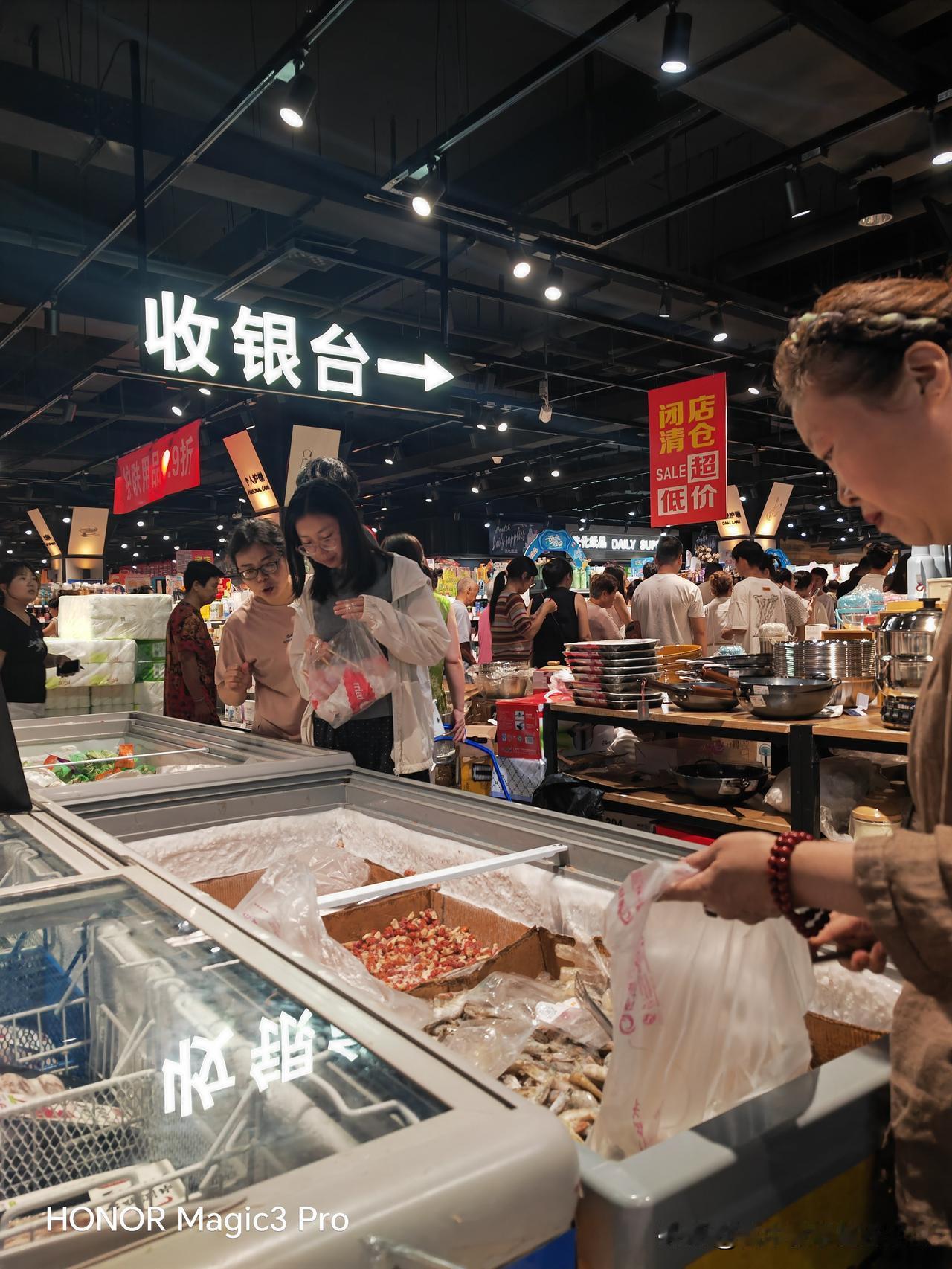 你们孩子上大学一月花多少钱? 
        我家孩子当年是在石家庄上大学，上