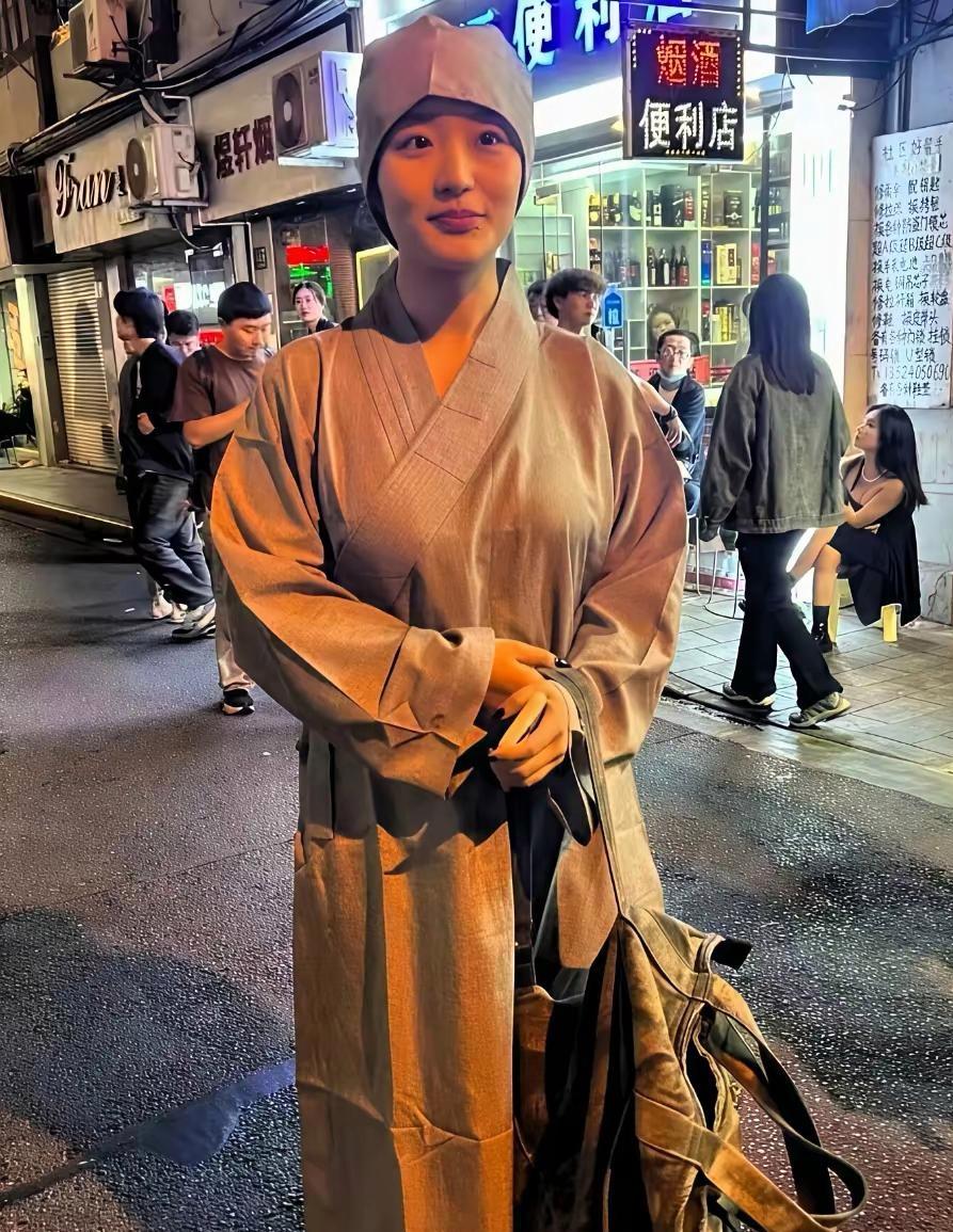 疑惑不解！尼姑还染指甲吗？莫非心里还存有杂念？

某地大街上，看见一位年轻尼姑，