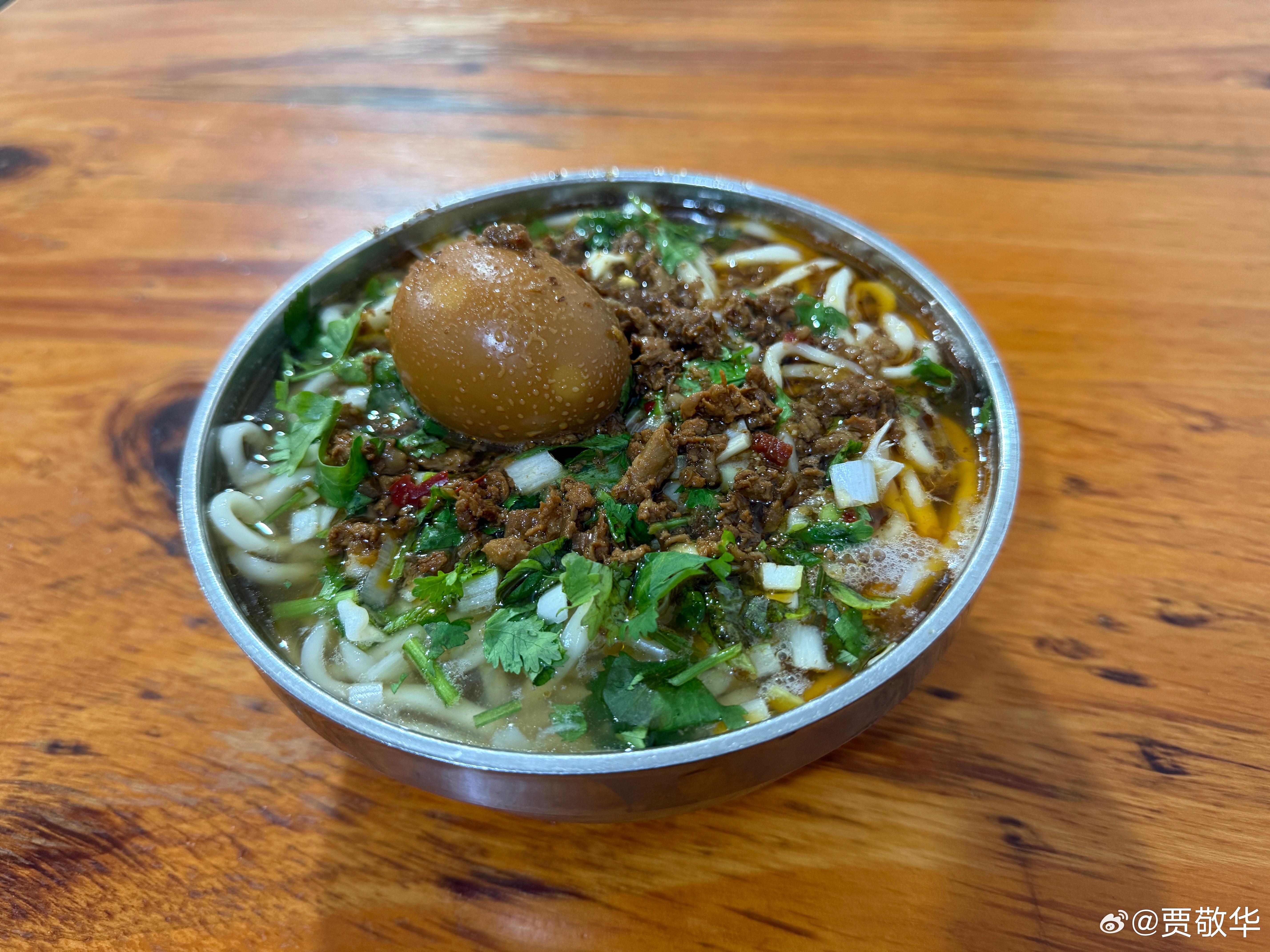 #每天早起打卡# 新的一周从下雨开始，先来一碗川味面再去搬砖。 ​​​