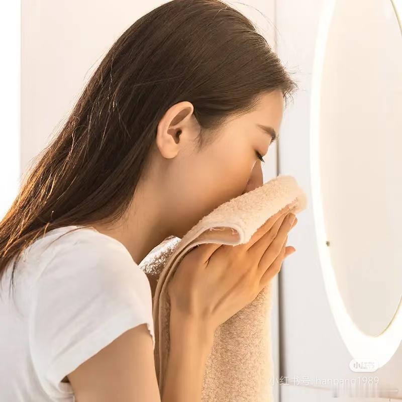 毛巾总洗不干净？一把“神器”搓出洁净！ 毛巾，我们日常洗脸、洗澡、擦手都离不开它