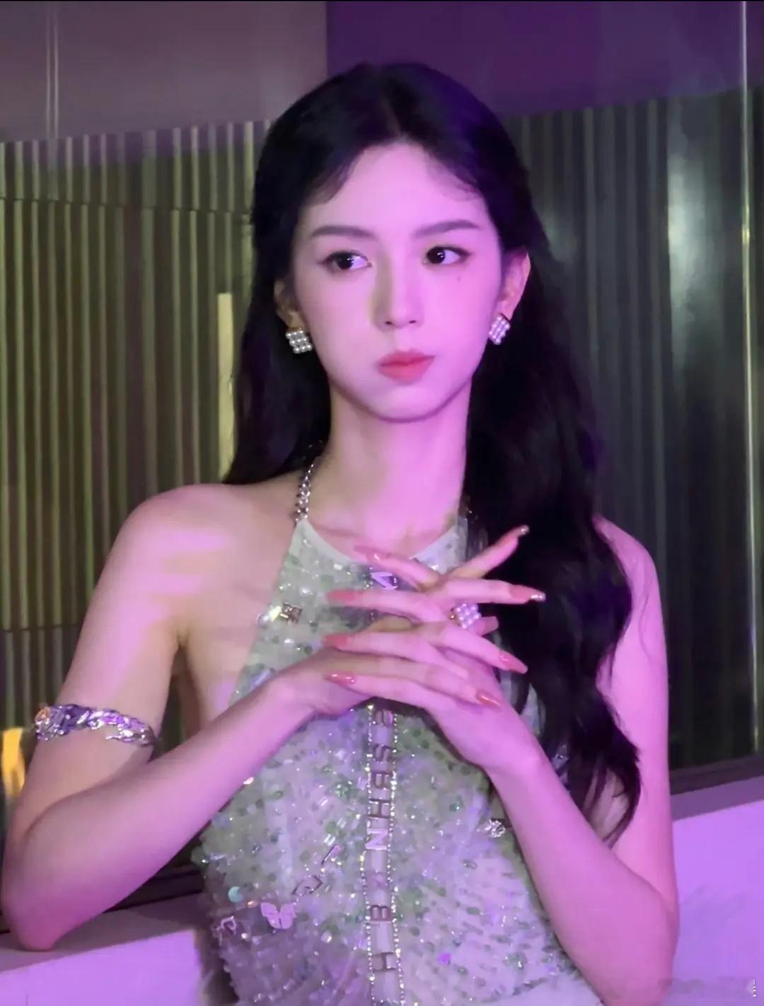 🆘面对周也这张脸真说不出什么难听的话 ​​​