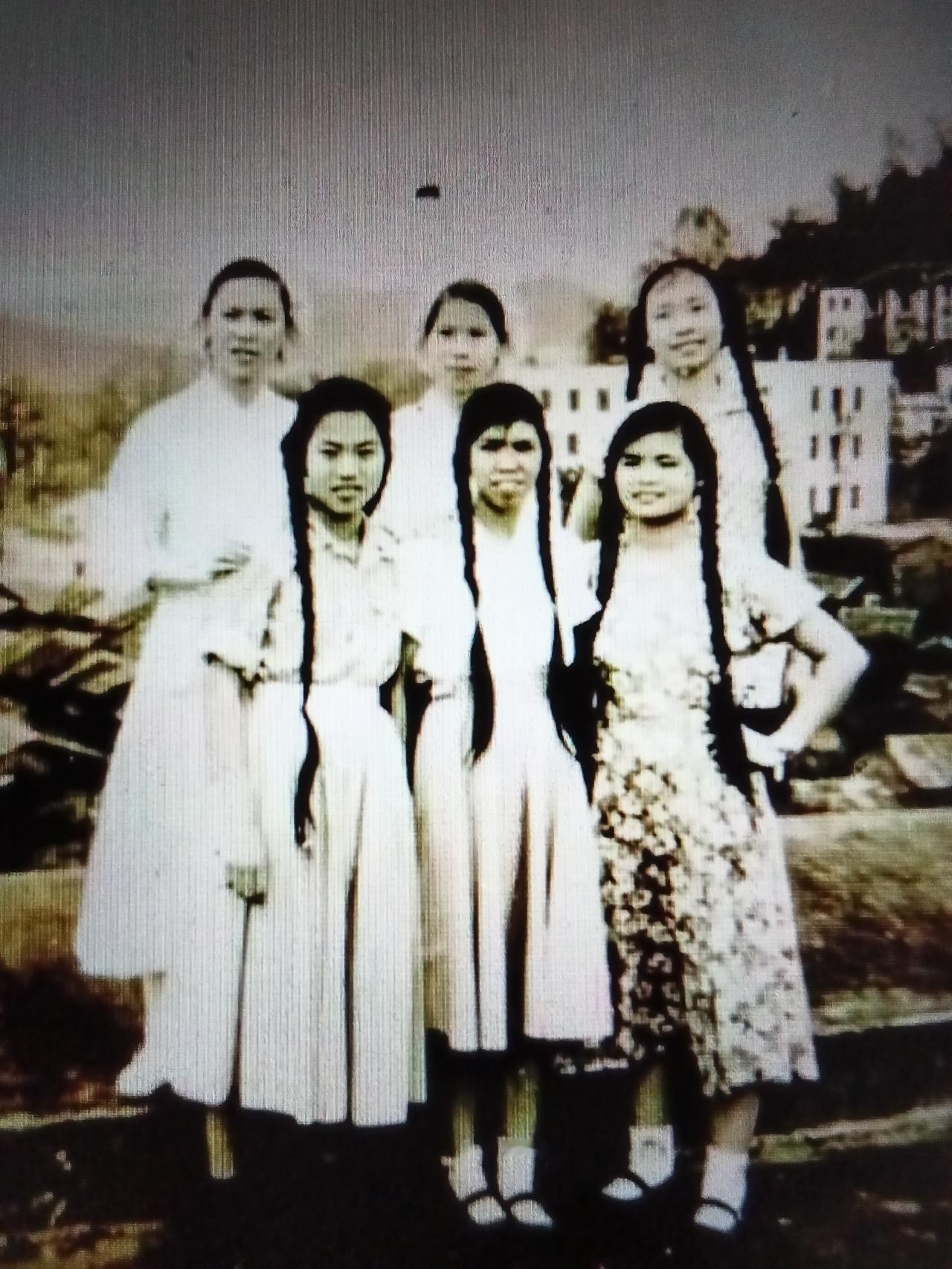 五六十年代大辨美女合照。当时国家号召一部分大美女去新疆支边，我姨丈母当时也是留着