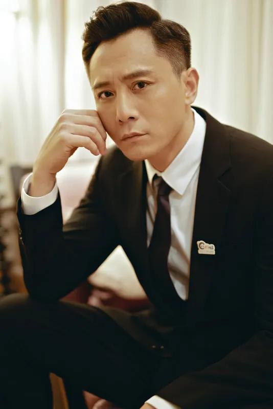 演员，李小冉说，当初有一次我和刘烨一起参加活动，他穿了一身迪奥定制的西装，大概十
