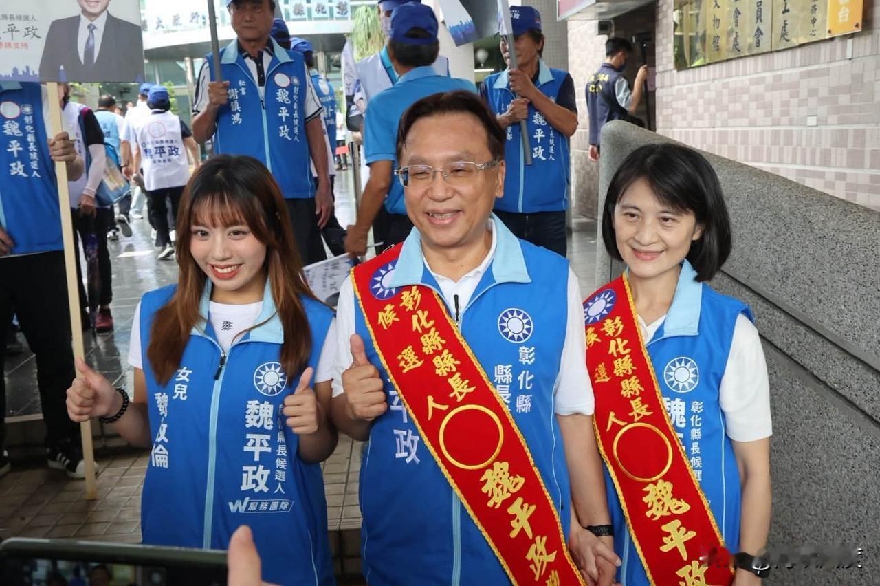 王惠美缺席，谢衣凤母亲郑汝芬、弟弟谢典林陪同魏平政完成参选登记！魏平政PO文致谢