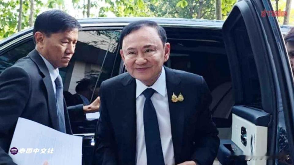 泰国前总理他信今天现身泰国曼谷中央税务法院，亲自出庭作证，申请法院在税务诉讼结束
