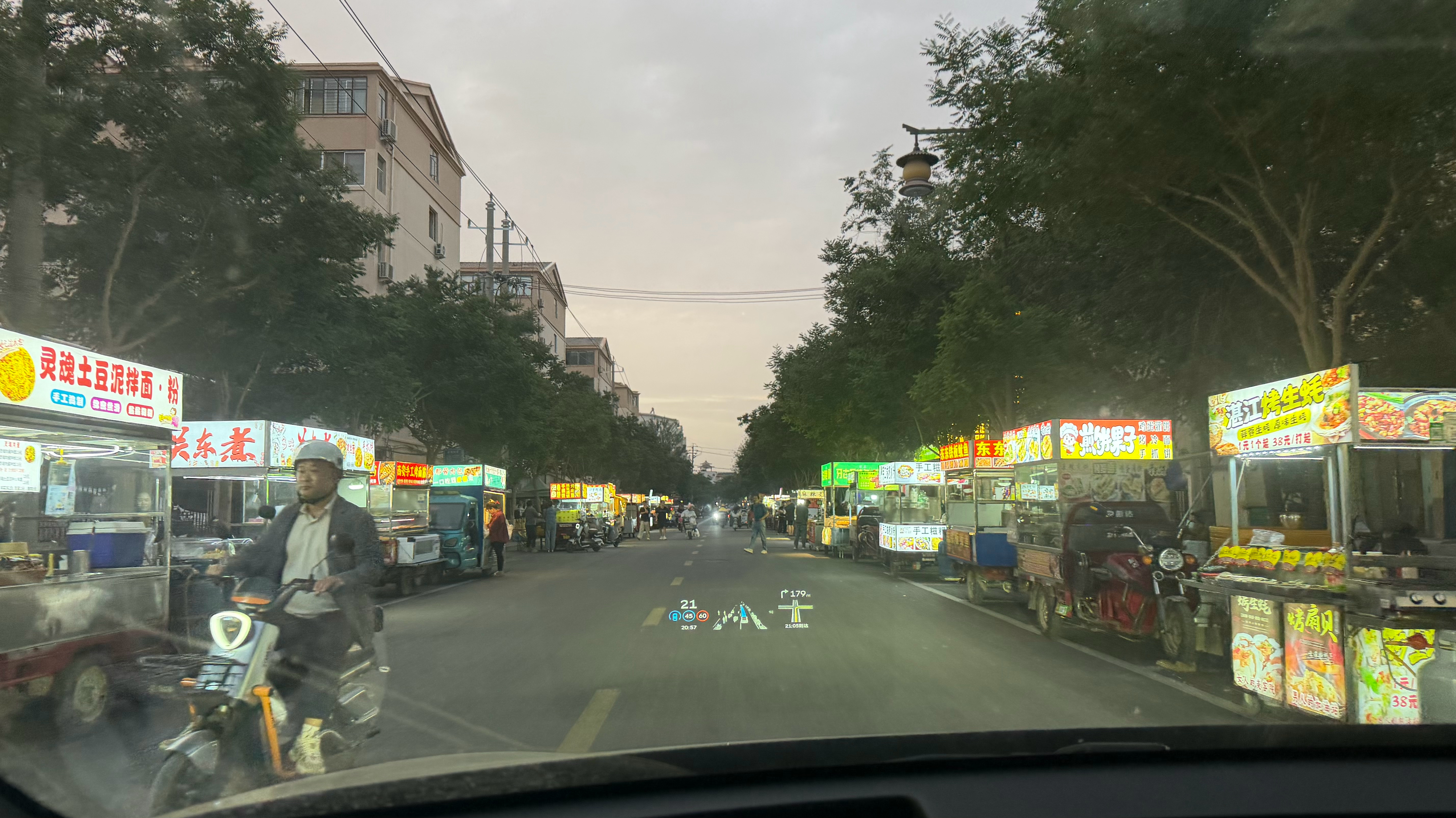 小李看到地摊，哇哇直叫，又来到了她最喜欢的地毯集中地！ 敦煌
