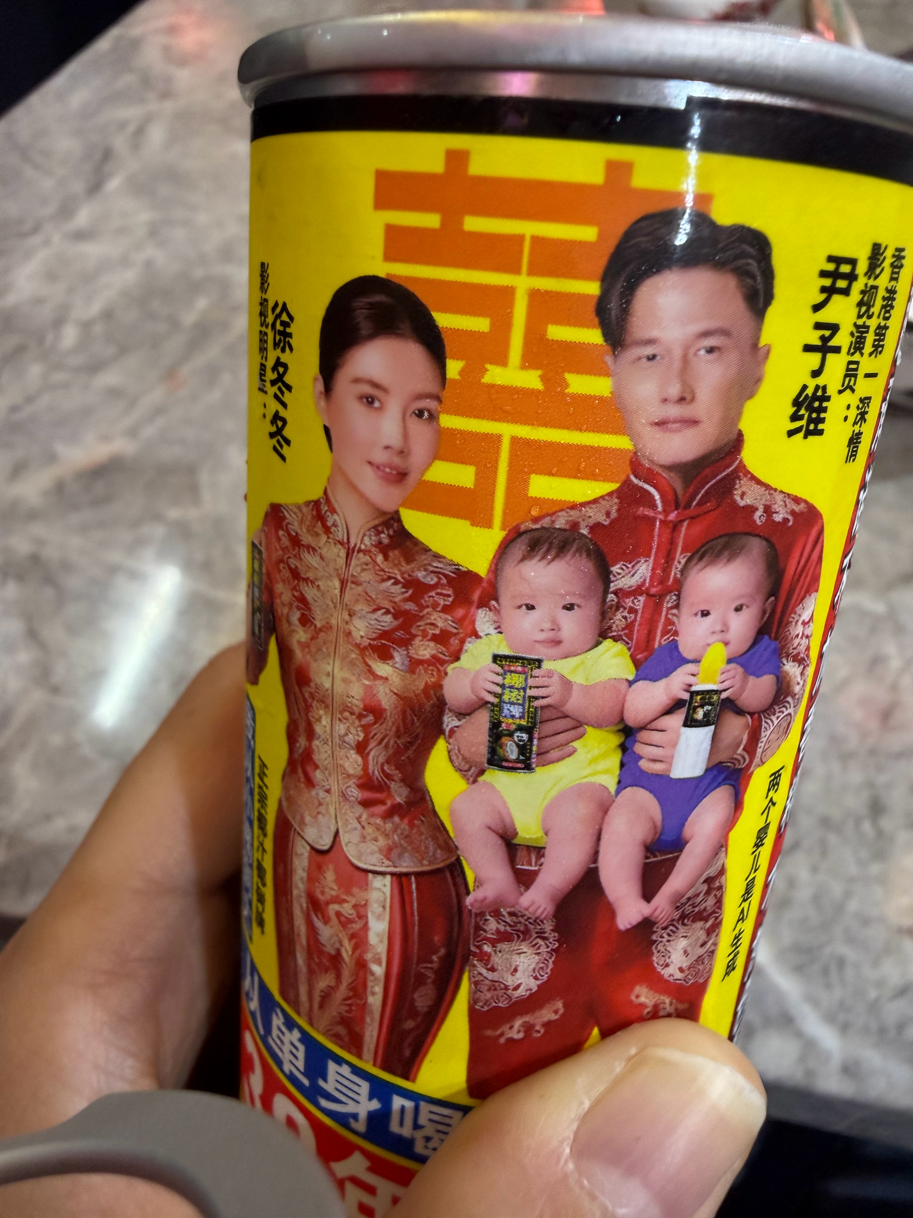 椰树椰汁给徐冬冬的主体性很强，徐冬冬是从小喝到大的代言人，尹子维是挂件，是“香港
