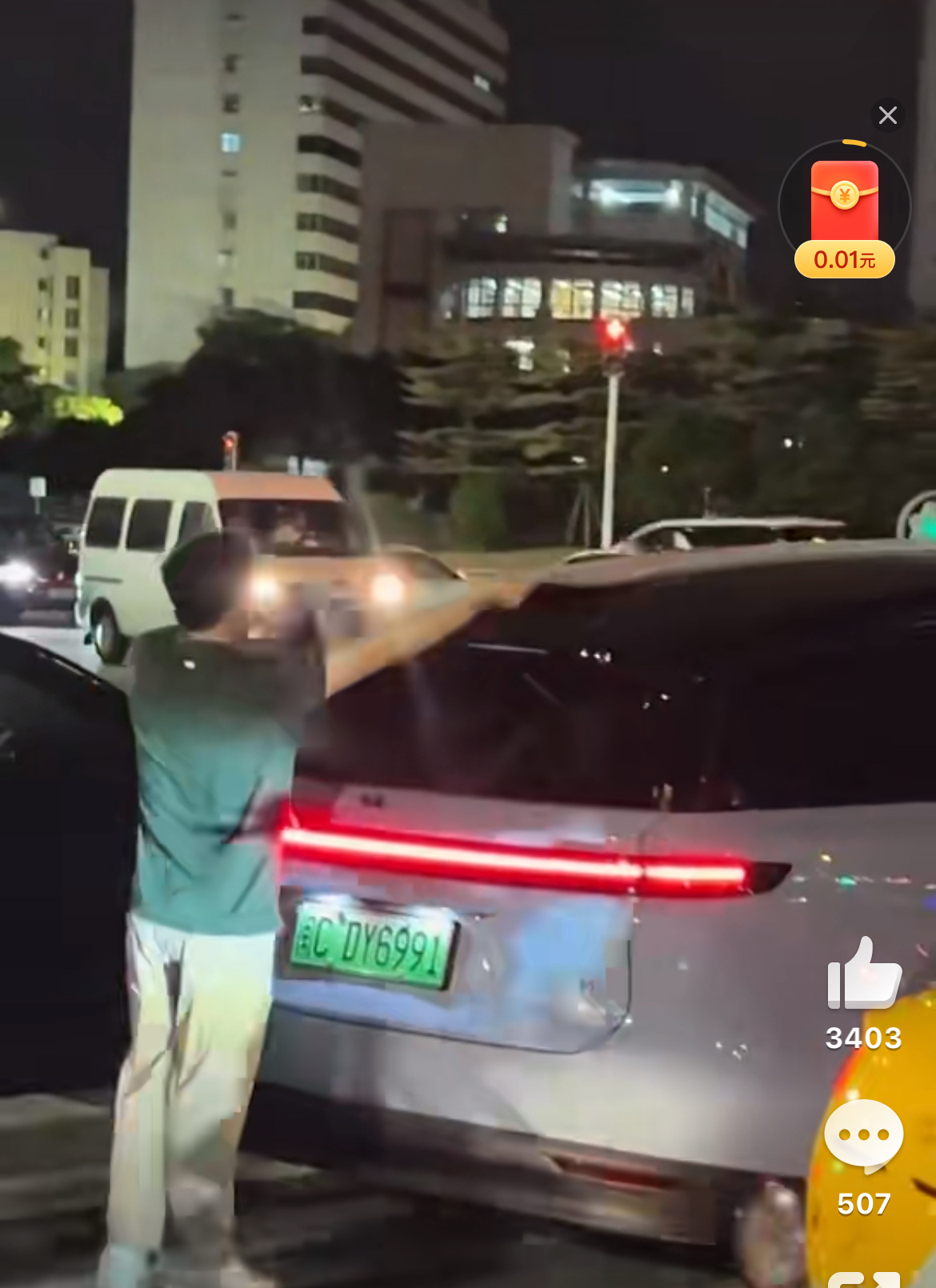 新能源车遇事故先盖布好家伙，谁家好人在车上常备这么大块布感觉不像第一次作案了[哆