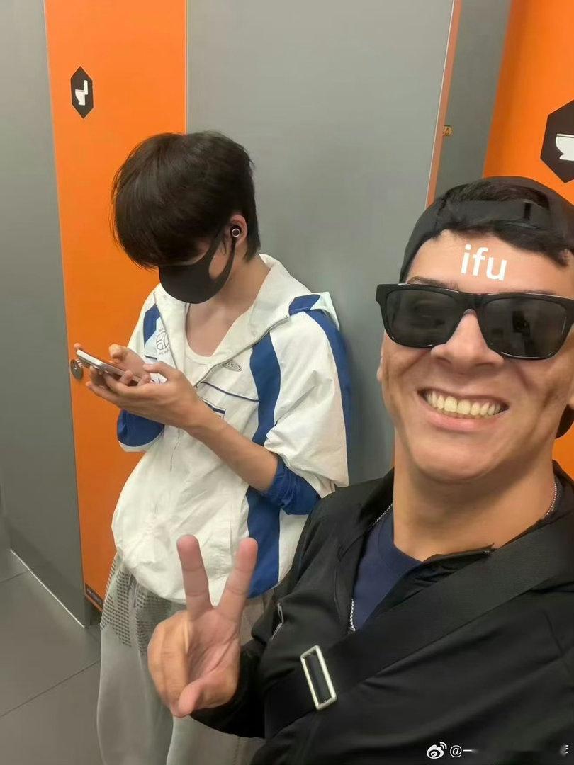 外国人在厕所偶遇余宇涵余宇涵和外国人在厕所合照😂离谱又好玩的名场面，谁的偶遇会