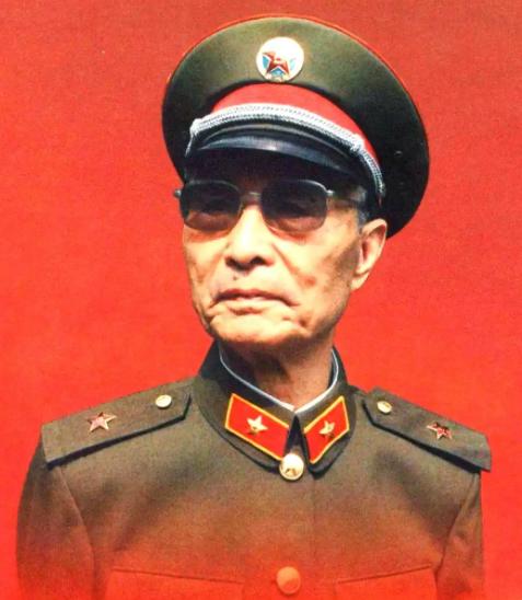 1964 年，张爱萍去酒泉基地视察，突然瞧见了几个战士的背包是斜挎着的，他凭借经
