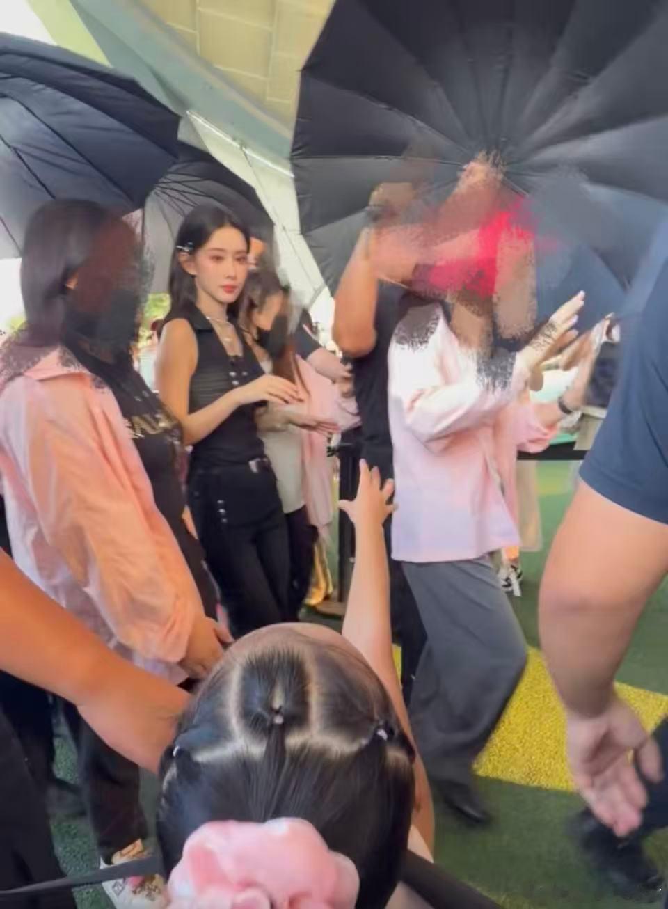 我女儿被孟子义牵手啦我女儿被孟子义牵手啦！网友女儿被孟子义牵手
