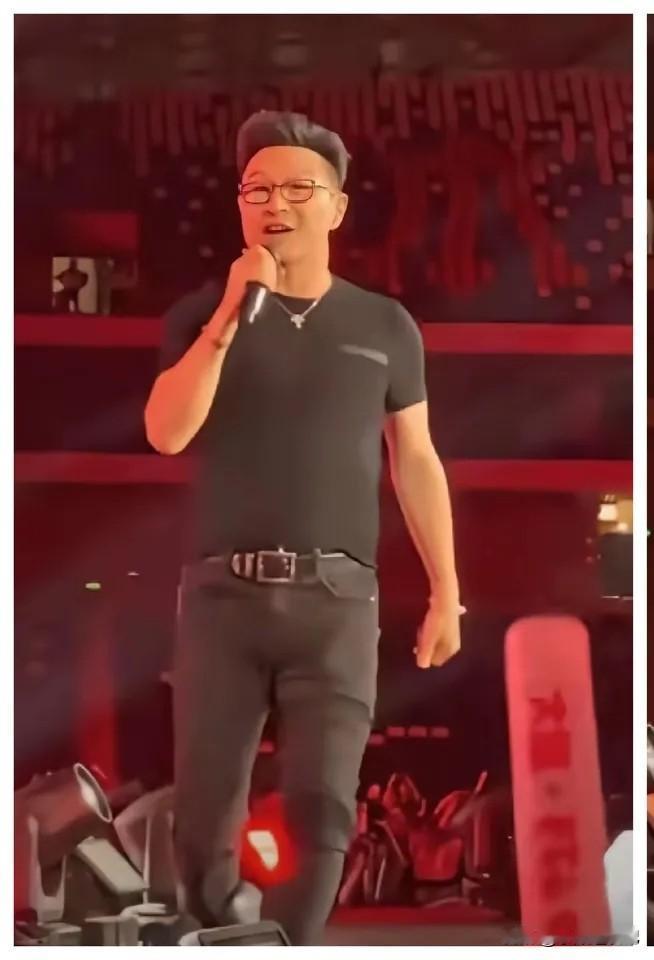 56岁的汪峰在绍兴的演唱会上穿了一身黑色的打扮，然而网友们却没有关注他的演唱会，