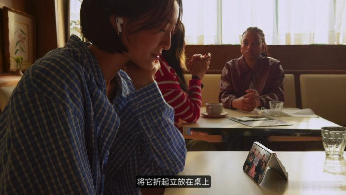 【苹果首款折叠屏手机 iPhoneDuo支持半开合使用，秒变日历、闹钟、桌面音箱