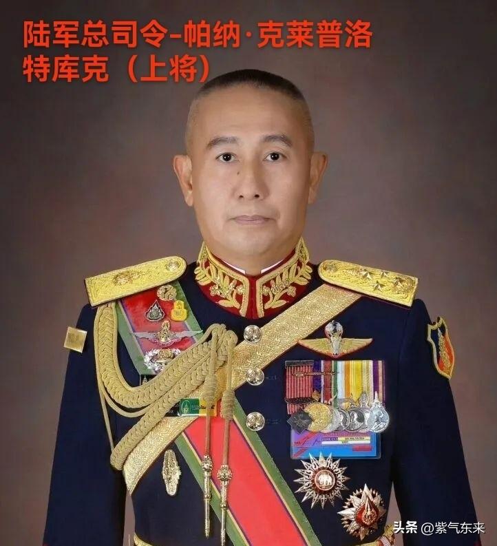 泰国这个国家，总理名义上是政府首脑，实际上真正话语权在泰国军方！

泰国军方可以