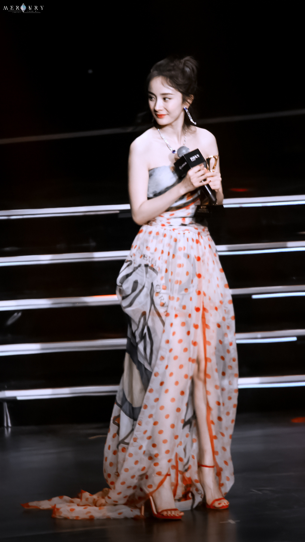 杨幂 🦊杨幂涂山红红🦊杨幂 狐妖小红娘月红篇 🐝“玫瑰是浪漫的代名词 而你