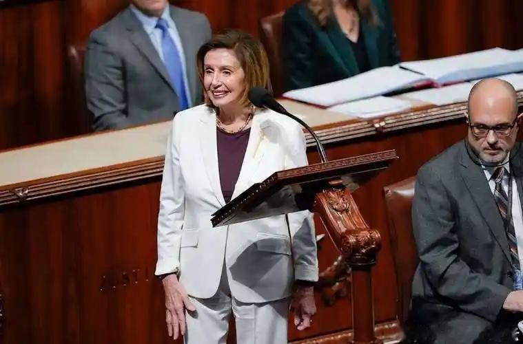 这就是美国没有腐败。任职国会议长这些年间，“国会山股神”南希·佩洛西的资产从78