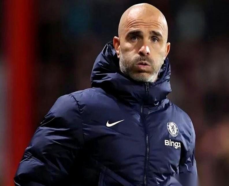 切尔西主帅马雷斯卡，据说已经绕开高层，把电话打到了曼联那边。
这通电话，就像一块