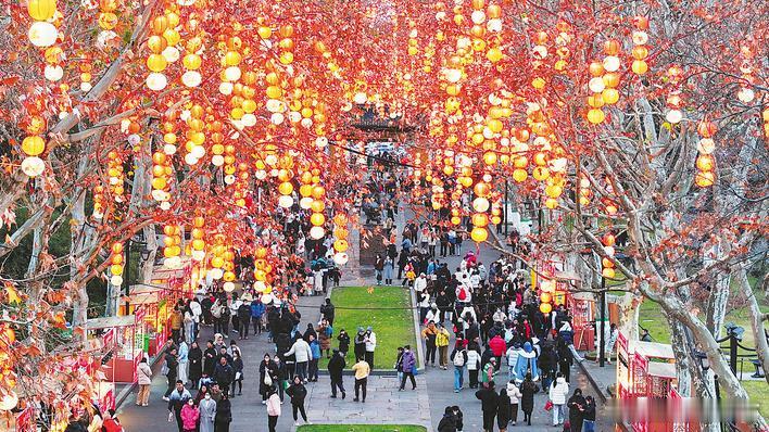 【2026合肥庐州新春灯会持续至3月4日】1月1日晚，合肥逍遥津公园万盏彩灯共同