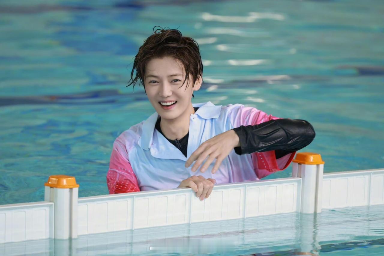 鹿晗马年穿马蹄鞋哈哈哈哈哈 马蹄鞋的设计很贴合马年主题，鹿晗全程配合穿着录游戏，