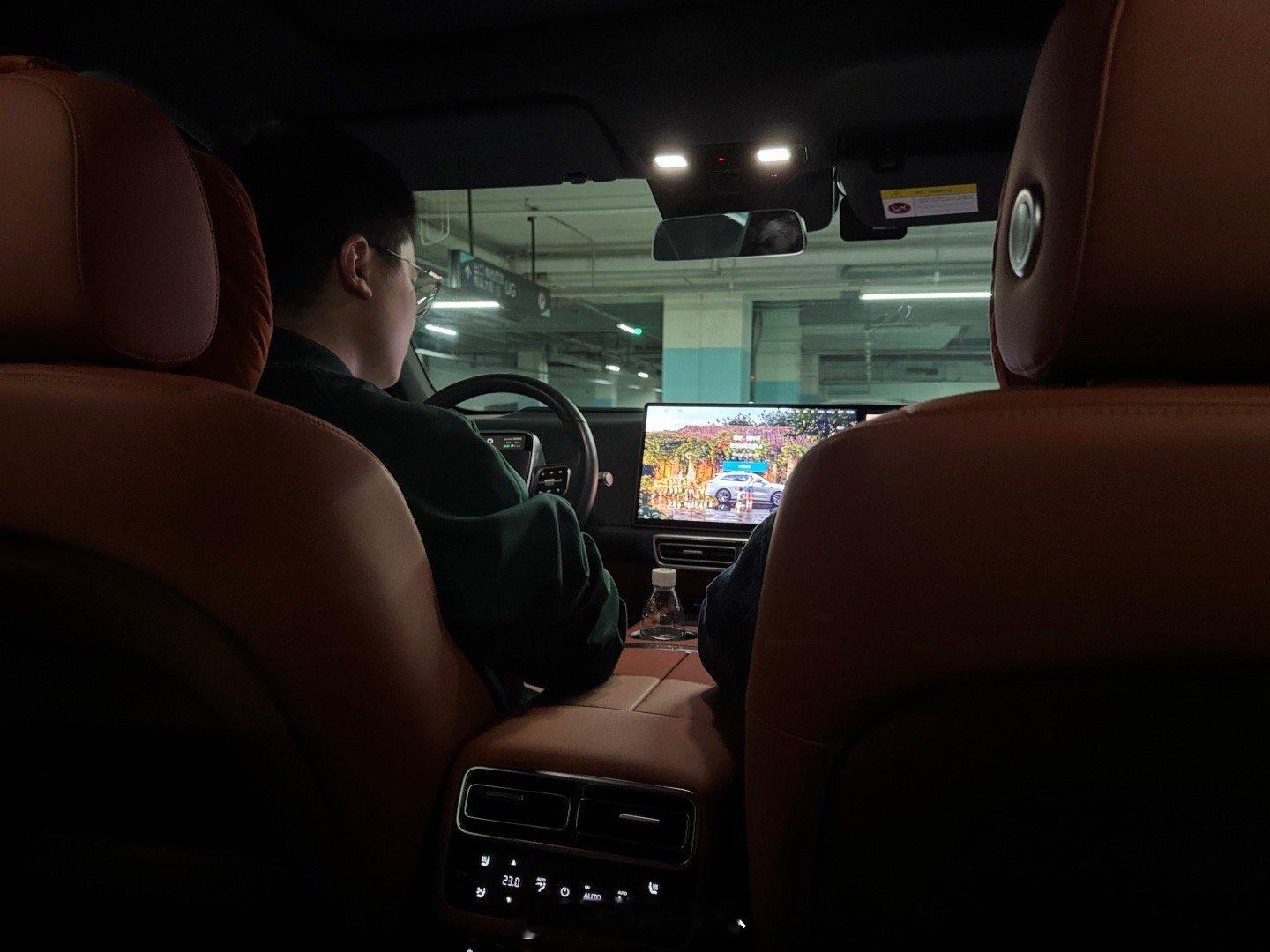 理想 L6简单小评[你好]一坐后排就能理解理想为什么卖得好了，座椅稳稳托住腰部，