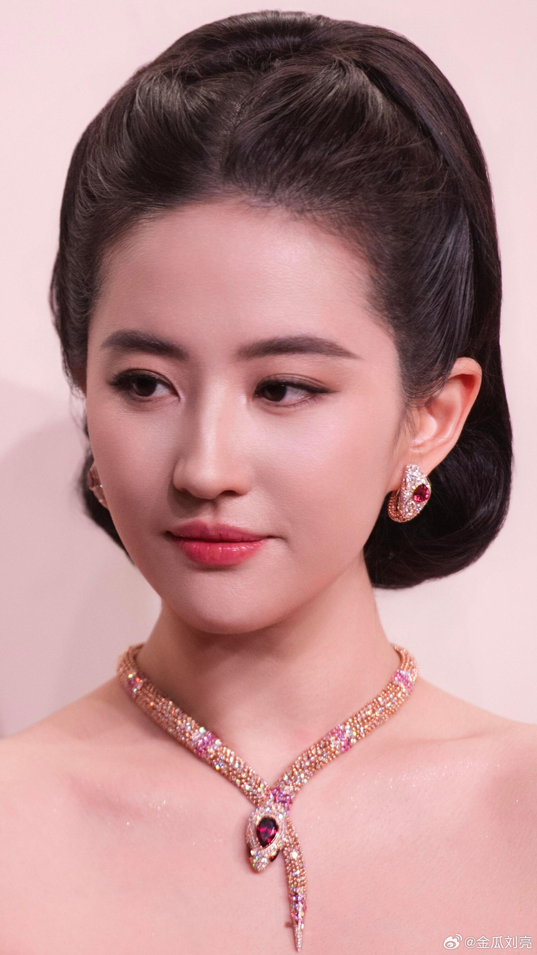 刘亦菲几乎没有法令纹 你跟我说这是刘亦菲的生图吗。。怼脸到这种程度生图直出的脸太