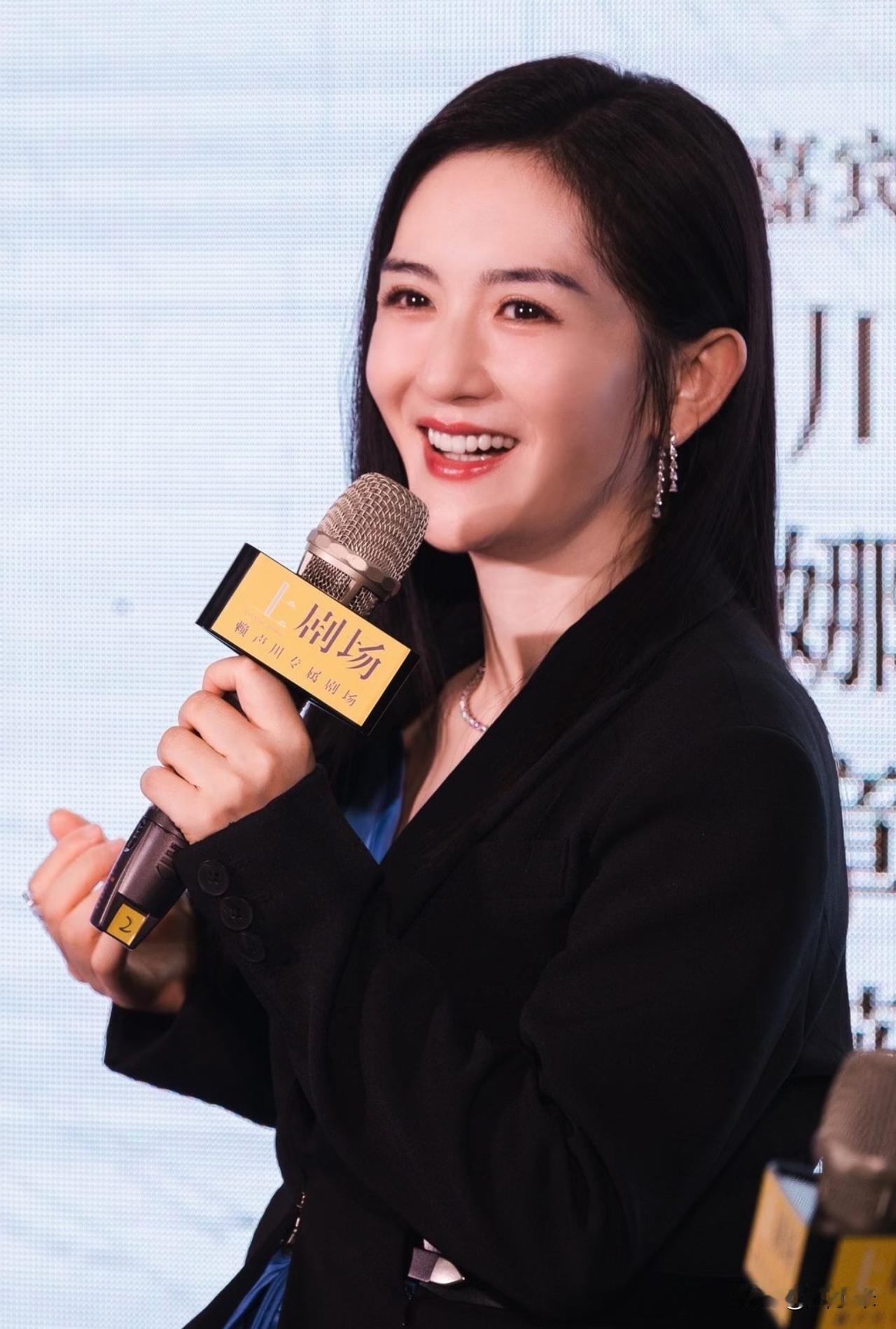 不出意外，

意外果然还是发生了，

谁能想到，

44岁的谢娜又双叒叕要当主持