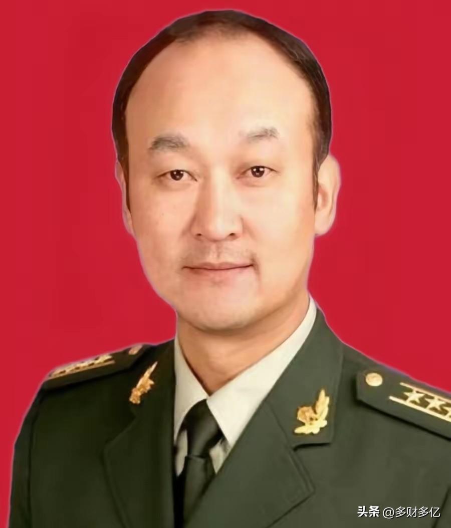 47岁维和政委李钦：地震瞬间用身体护战友，最后姿势看哭救援者
 
李钦，1963