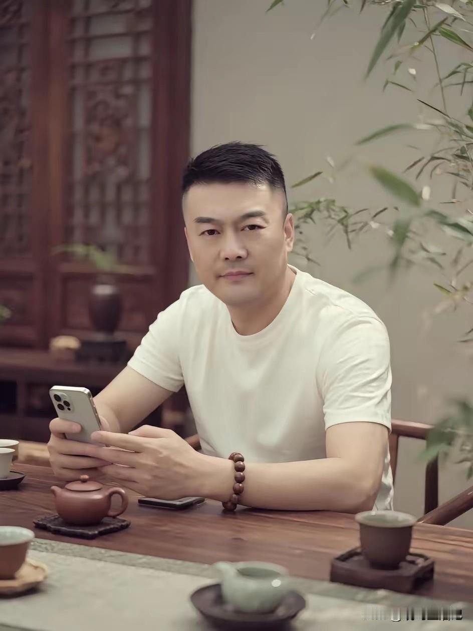 他是帅哥中的天花板，你认同吗？