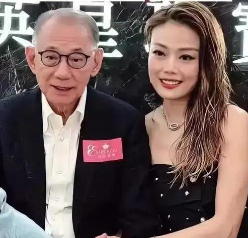在香港娱乐圈，有一条不成文的铁律：可以骂英皇，可以怼杨受成，但绝对不能当众欺辱容