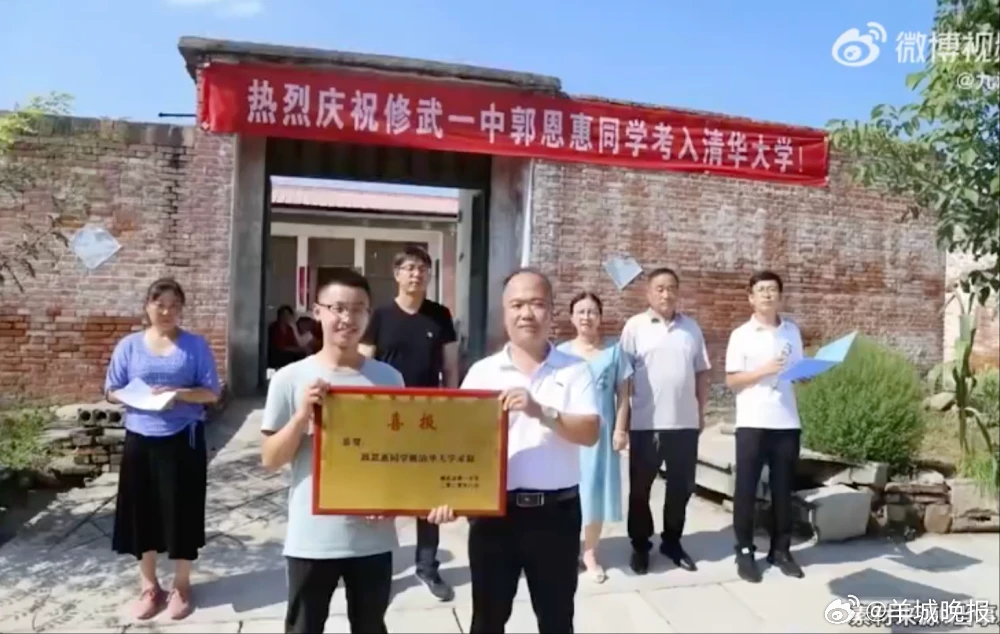 【北大学子退学再考清华，“不将就”最终成全了他】#羊晚快评# 近日，有媒体旧事重