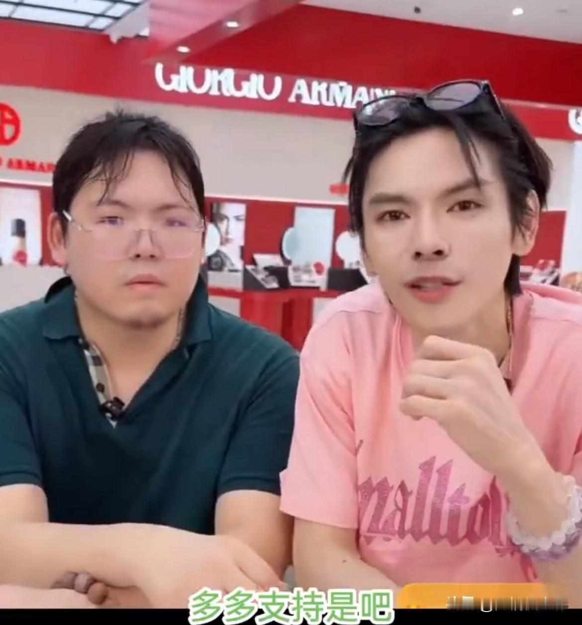 6月23日晚向佐携久未露面的向佑合体直播带货，也是所谓家庭和解后的首次公开同框，