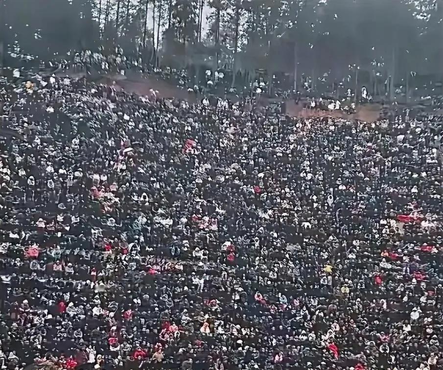 小长假旅游，缺的不是钱，是时间，可以把小长假，多整几个，有钱有闲，每月都有假期，