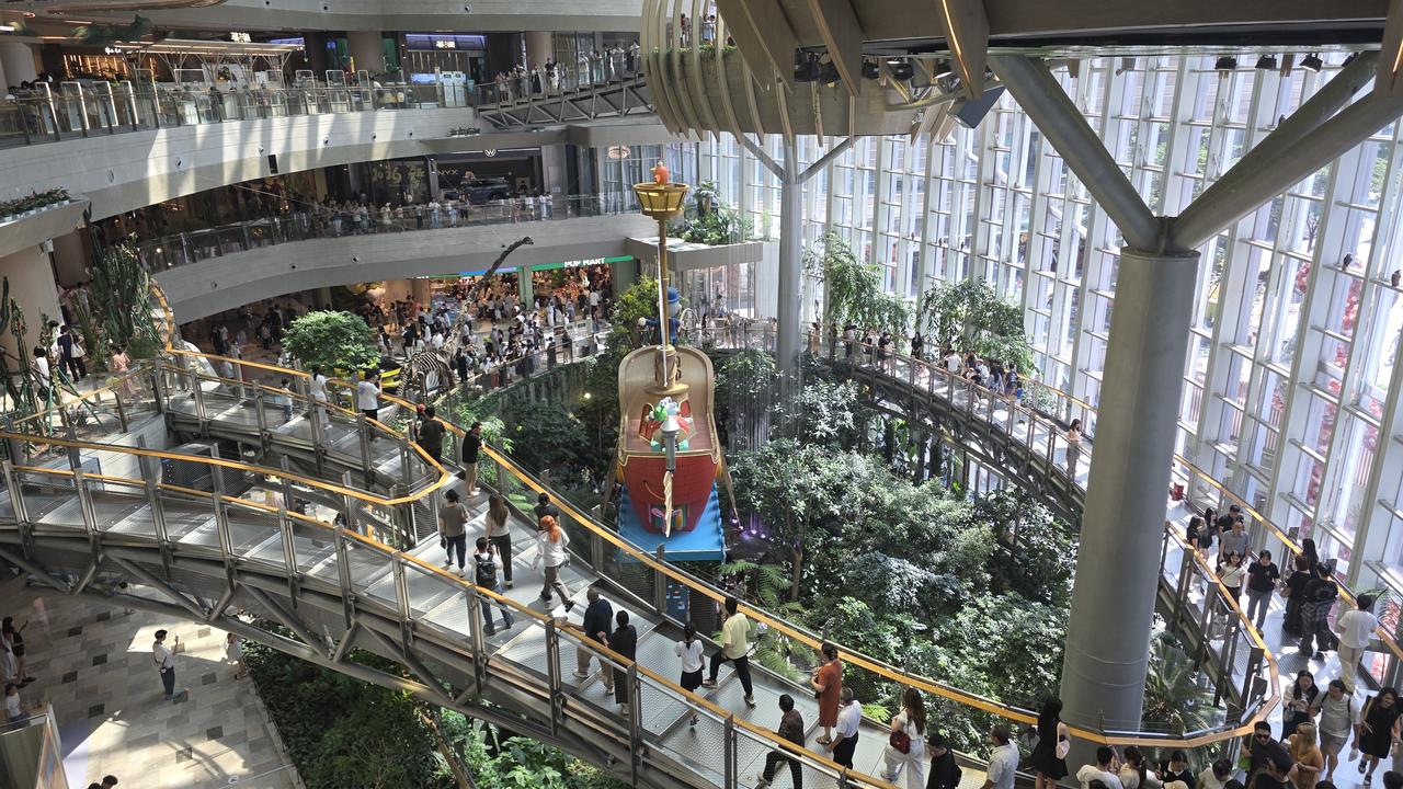 你不是空心，是被训练成空心

上午十点。咨询室。

她坐我对面。二十七岁。眼神发