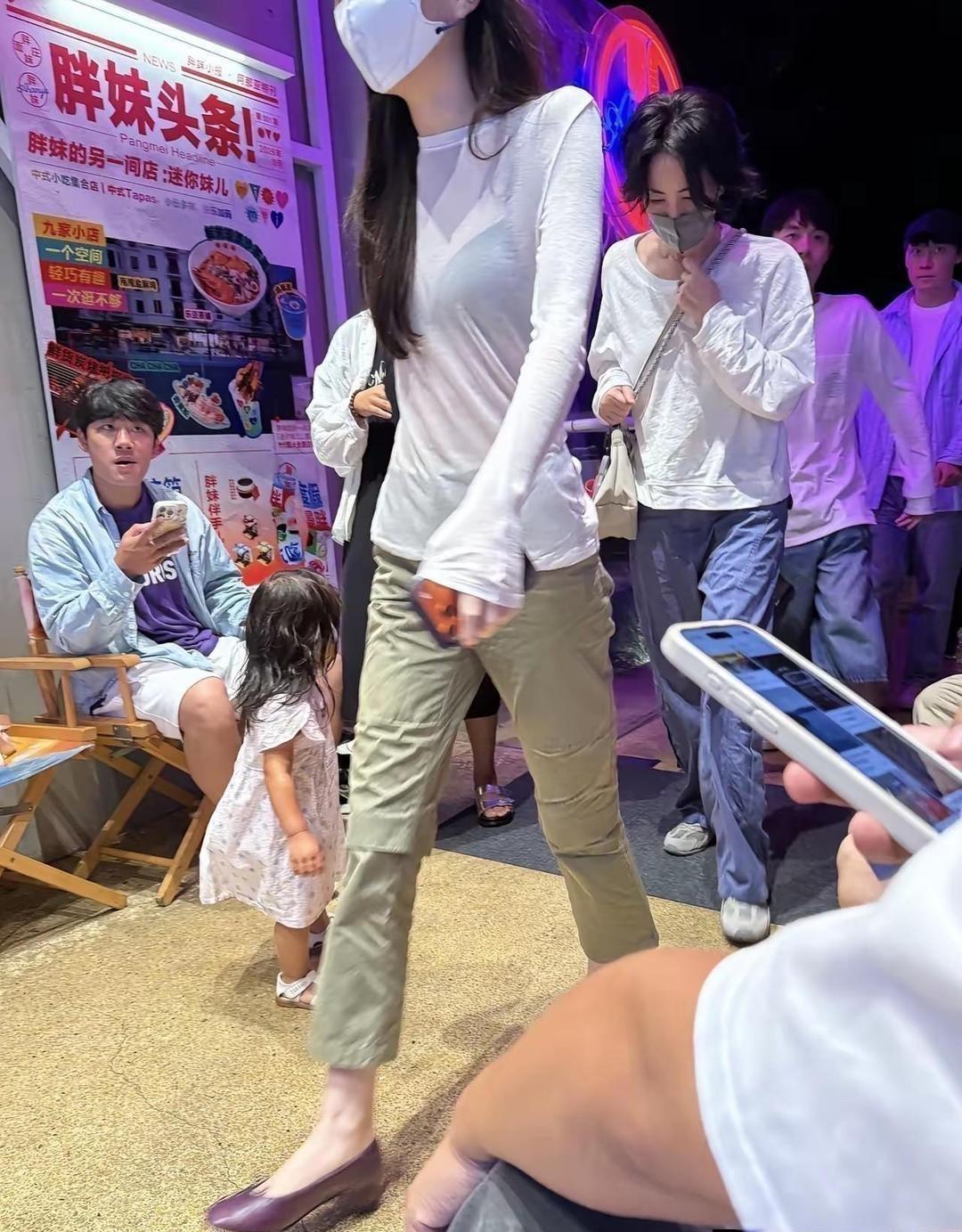 王菲带着李嫣露面，小姑娘这衣品和气质，简直跟妈一个模子刻出来的，够飒够另类！穿上