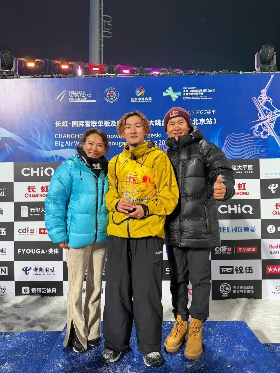 12月6日，苏翊鸣以181分夺得国际雪联单板及自由式滑雪大跳台世界杯北京首钢站冠