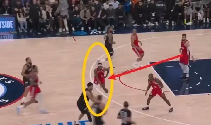 疑似比尔受伤过程：在对阵太阳比赛第二节中段，比尔完成抢断，但在快攻中遭遇堵防，最