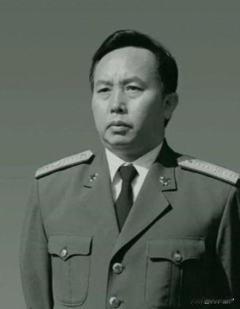 何其宗，自卫反击战英雄，1990 年荣升中将，却在 56 岁时突然退役，定居四川