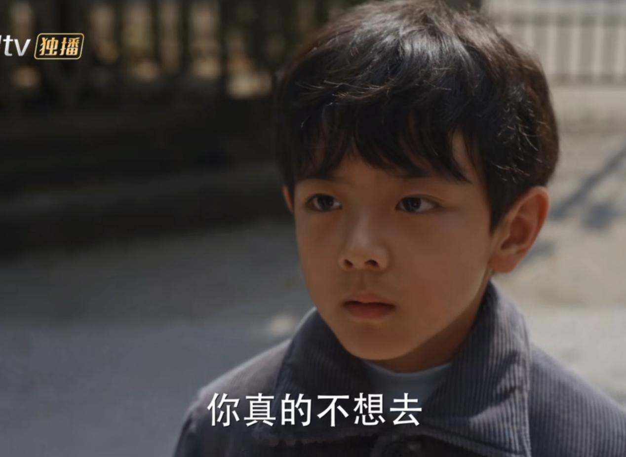 看《小巷人家》有种越长大越丑，却越来越有背景的观感。 ​​​