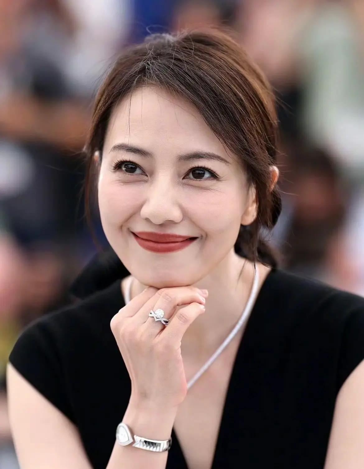 高圆圆是中国版“安妮海瑟薇”。
78届戛纳电影节，45岁生图太美了！
她有一种无