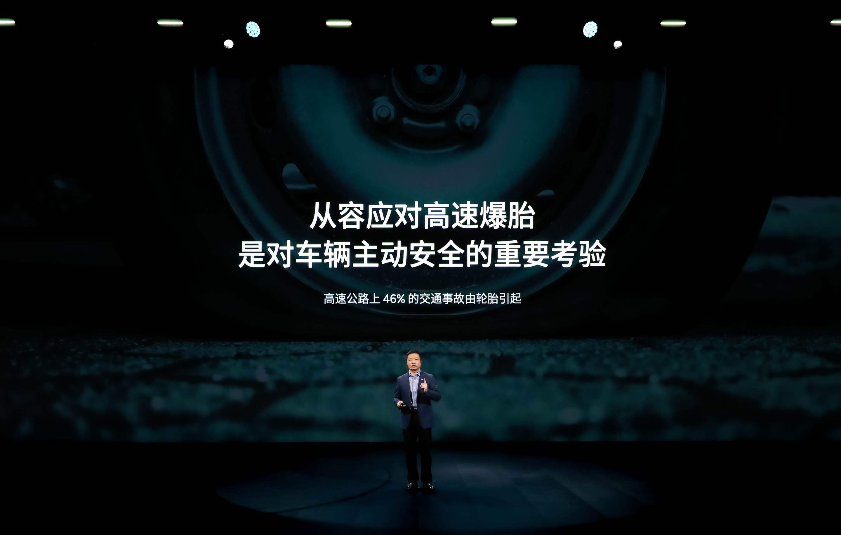 主动安全方面，小鹏X9超级增程还是很硬核，其先进的AI底盘，能在200毫米的范围