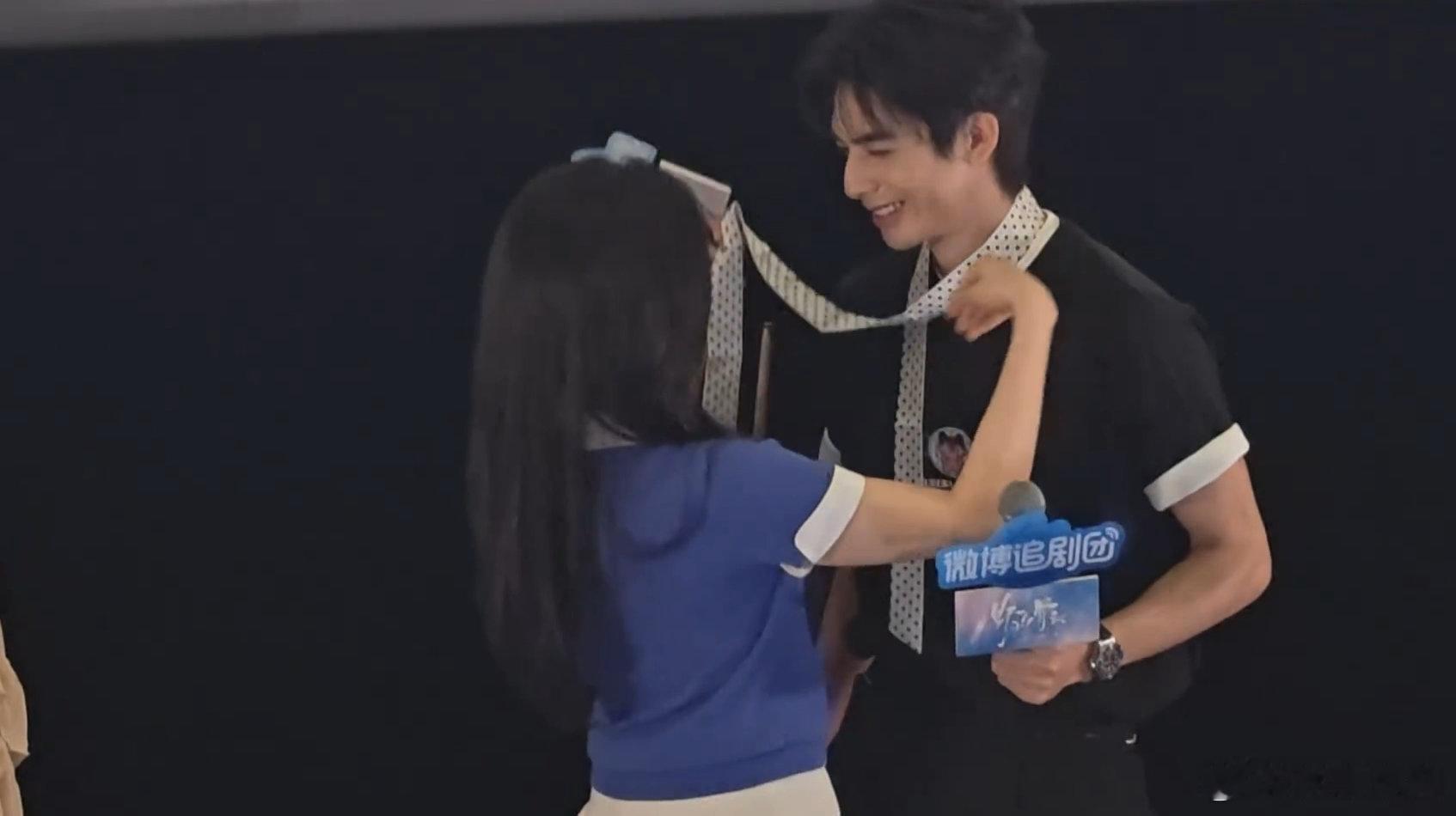 宋威龙张婧仪第二套 宋威龙张婧仪追剧团第二套哇哦！追剧团第二套造型氛围感封神。二