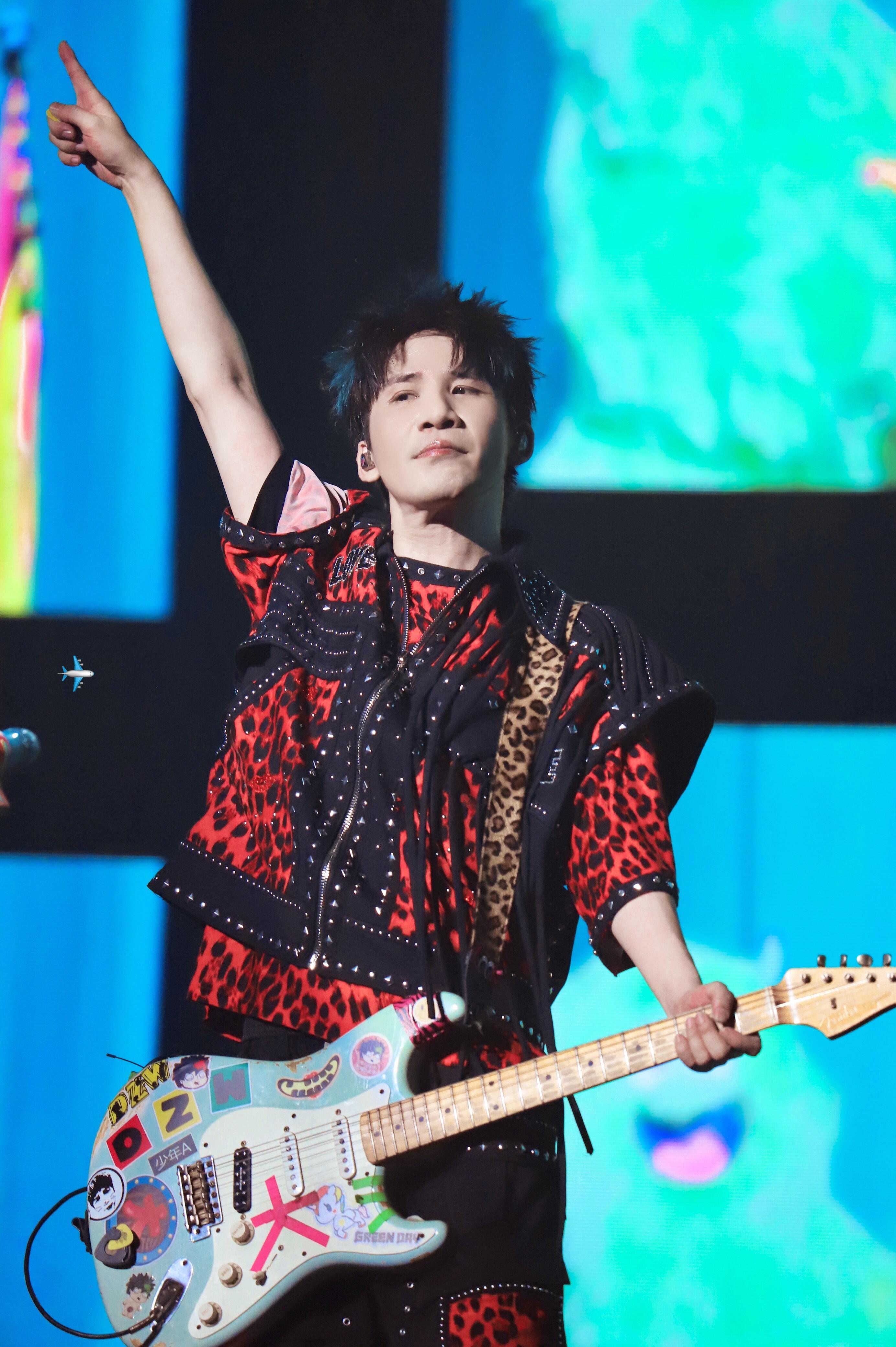 大张伟付航净说些粉丝爱听的话 谁还没看今夜喜友秀这段DJ舞台！大张伟跟付航也太敢