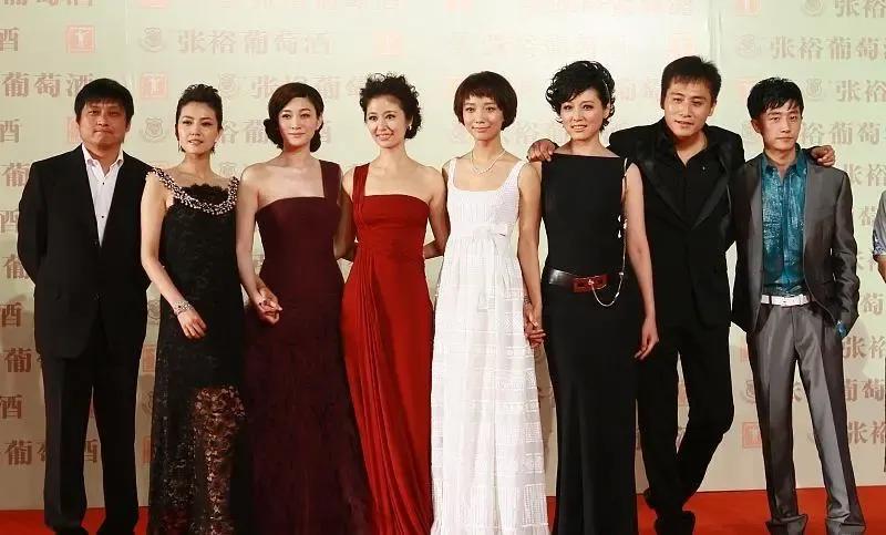 仔细一看，满屏都是大美女啊！

群星争艳！这一排女明星，各个都是美不胜收啊！


