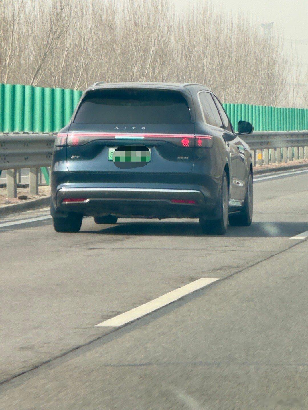 刚刚在高速上，偶遇是辅助驾驶状态下的问界M8，背面小蓝灯真的很亮眼，提醒了大家目